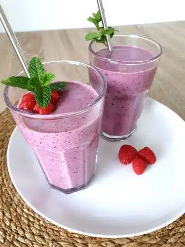 Ein erfrischender Beeren Smoothie ist das ideale Sommer Frühstück.
