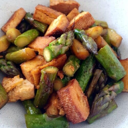 Nahaufnahme des Rezeptes Grüner Spargel Pfanne mit Tofu
