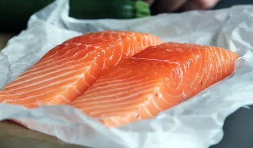 Lachs ist reich an Omega 3-Fettsäuren, die entzündungshemmend wirken.