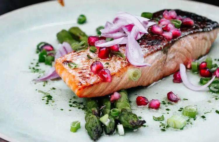 Lachsfilet mit Gemüse ist ein tolles Gericht für Frauen mit PCO-Syndrom.