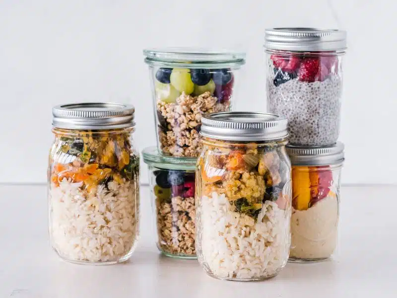 Meal Prep Container mit verschiedenem vorbereitetem Essen