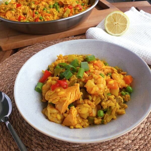 Paella Pfanne: Köstliche Paella mit Garnelen und viel Gemüse