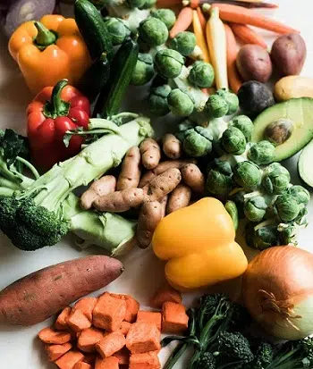 Eine gesunde Ernährung mit viel Gemüse hilft gegen hormonelle Akne bei PCOS.