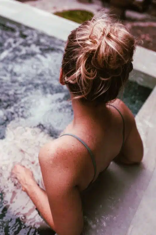 Entspannen im Whirlpool ist perfekt für den Urlaub mit PCOS.