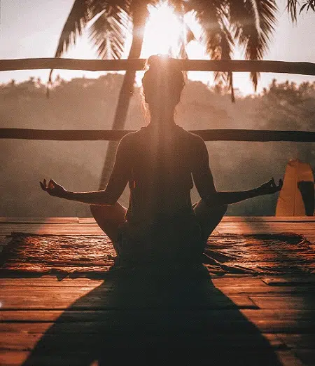 Entspannungstechniken wie Yoga können beim PCO-Syndrom helfen.