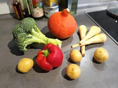 Zutaten für Ofengemüse: Brokkoli, Kürbis, Paprika, Kartoffeln, Pastinaken